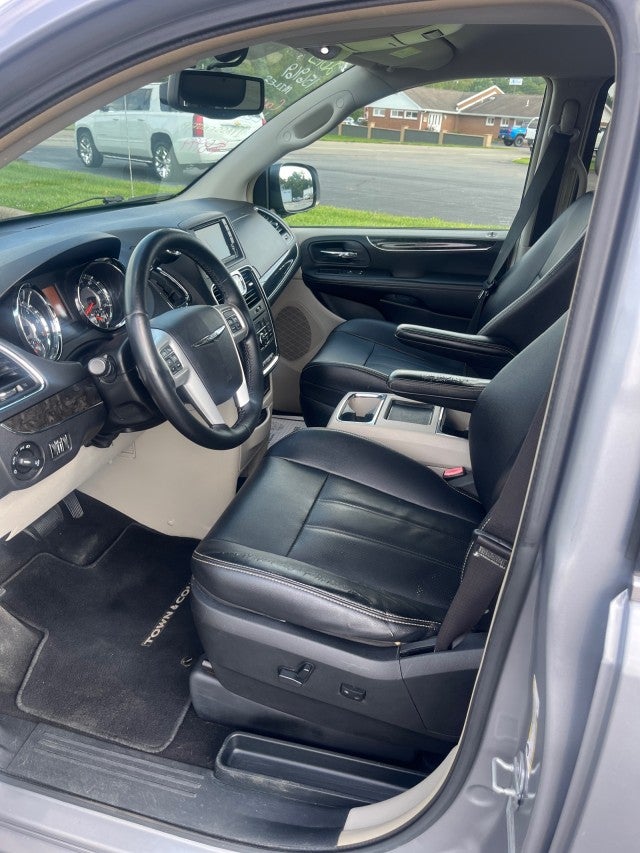 2015 Chrysler Town & Country Touring-L